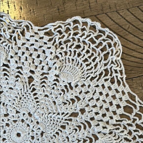 Elegant Vintage 1970s Handmade White Crochet Doilies Set - Picture 17 of 17